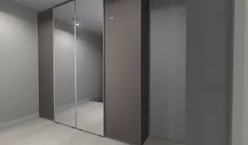 Garderoba z lustrzanymi drzwiami i szarymi ścianami w stylu japandi i minimalistycznym.