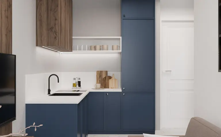 Kuchnia minimalistyczna z niebieskimi meblami i drewnianymi detalami.