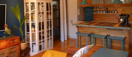 Kuchnia w stylu eklektycznym z drewnianym blatem i zielonym akcentem roślinnym.