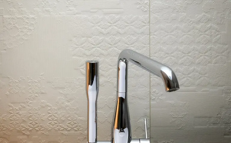 Bateria umywalkowa w łazience, industrialny, minimalistyczny, nowoczesny, skandynawski, soft minimalizm