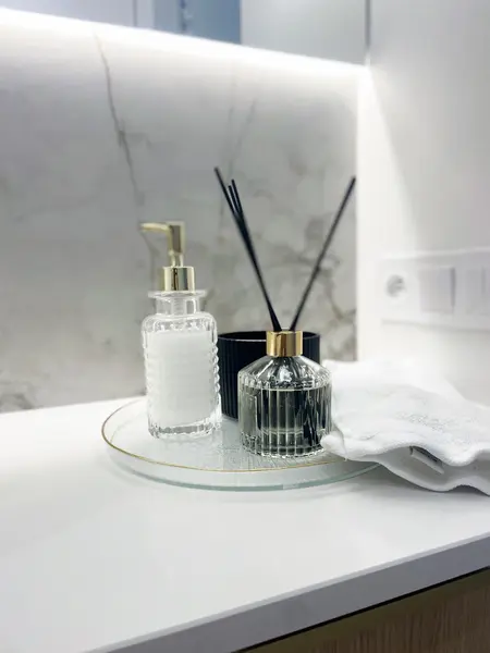 Minimalistyczna łazienka z glamour akcesoriami, nowoczesna aranżacja.