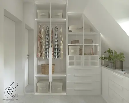 Garderoba z białymi meblami, minimalistyczne wnętrze, półki i wieszaki