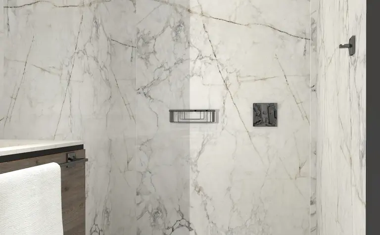 Nowoczesna łazienka z marmurowymi ścianami, drewnianą szafką w stylu dopamine decor, industrialnym i współczesnym.
