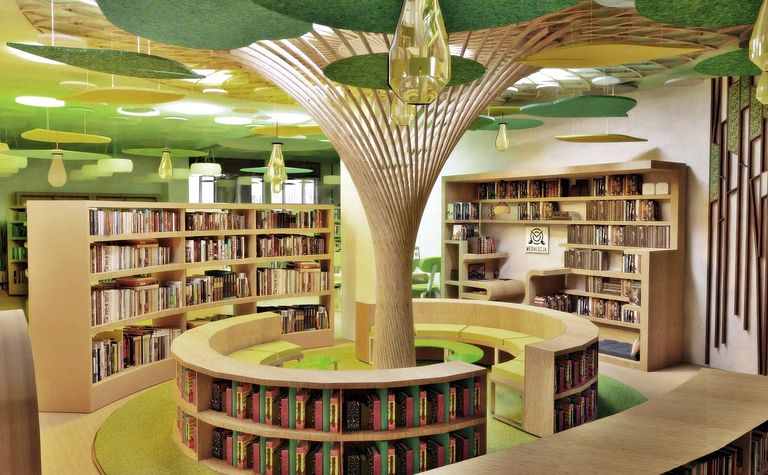 Współczesna biblioteka z drewnianymi regałami i zielonymi detalami
