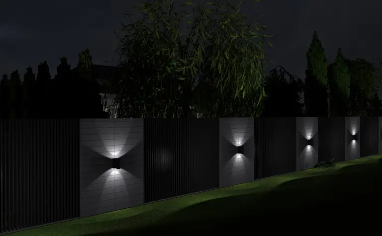 Widok na industrialny mur z lampami, roślinność w stylu japandi, nowoczesne oświetlenie.