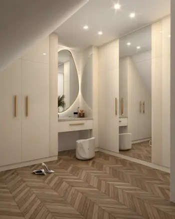 Garderoba w stylu glamour i minimaluxe z drewnianą podłogą i dużymi lustrami.