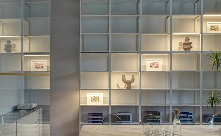 Wnętrze jadalni z eklektycznym designem, nowoczesnym stołem i vintage krzesłami.