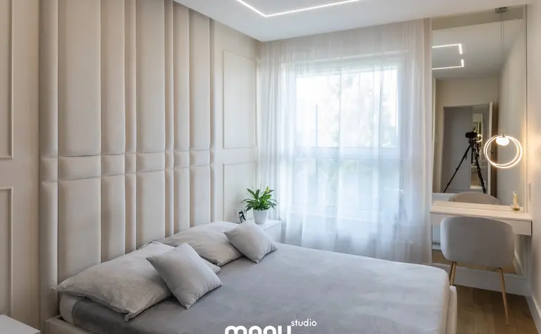 Wnętrze sypialni z jasnym wezgłowiem, rośliną, styl art deco, nowoczesny, quiet luxury, tradycyjny, współczesny.
