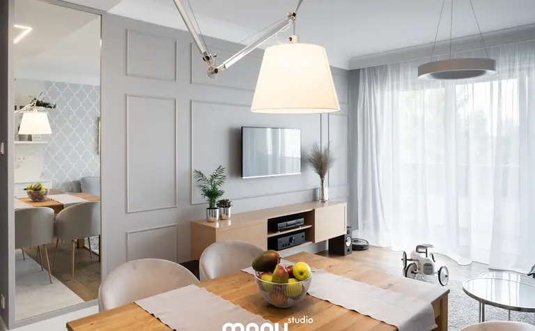 Wnętrze jadalni z elementami art deco, nowoczesnymi meblami i tradycyjnymi akcentami.