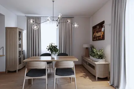Jadalnia w stylu eklektycznym i minimalistycznym z drewnianym stołem, roślinami i zasłonami.