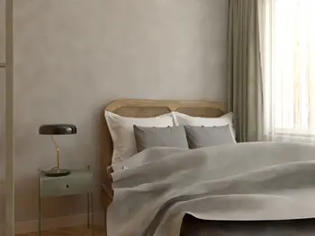 Sypialnia w stylu soft minimalizm z vintage akcentami, nowoczesne łóżko, szare zasłony.