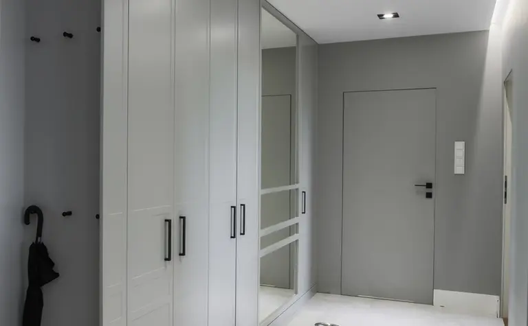 Przedpokój z szarymi meblami i białymi akcentami, styl art deco, nowoczesny, quiet luxury, tradycyjny, współczesny.