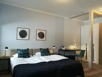 Sypialnia z minimalistycznym wystrojem, nowoczesnymi meblami i współczesnymi akcentami.