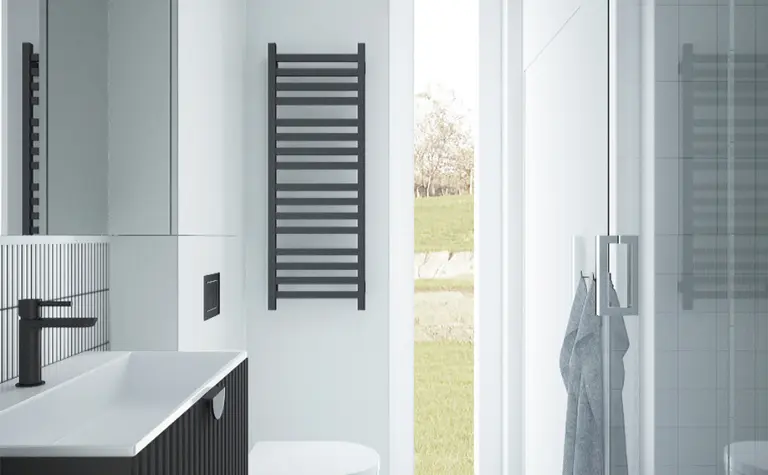 Nowoczesna łazienka z białą umywalką, czarnymi detalami i minimalistycznym designem.