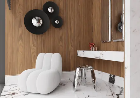 Wnętrze w stylu dopamine decor z białym fotelem i drewnianymi akcentami.