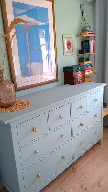Wnętrze z błękitną komodą, dekoracjami boho i rustykalnymi elementami.