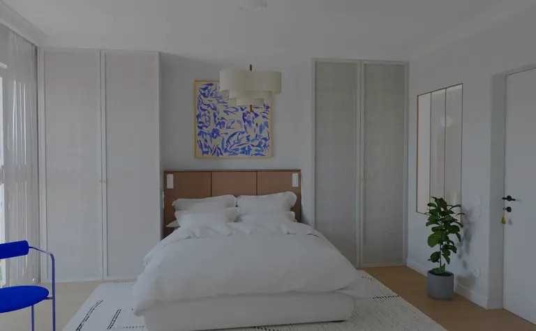 Sypialnia w stylu art deco z beżowymi meblami i niebieskim obrazem