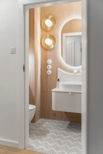 Nowoczesna łazienka w stylu boho z drewnianymi akcentami i minimalistycznym wystrojem.