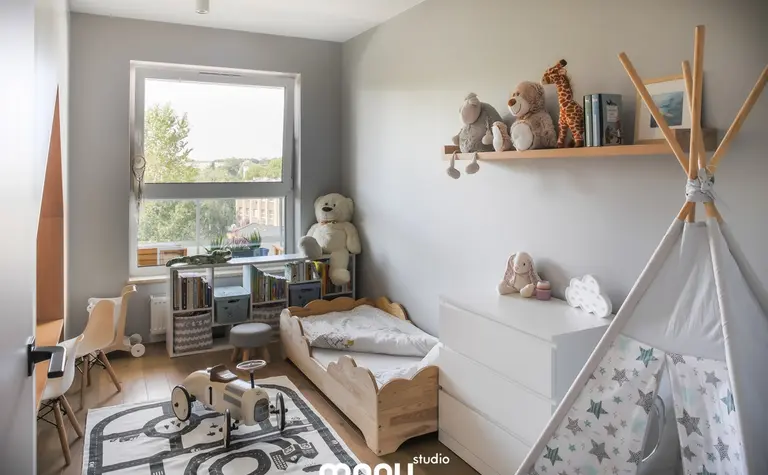 Pokój dla dzieci w stylu art deco, nowoczesnym, quiet luxury, tradycyjnym, współczesnym z zabawkami i łóżkiem.