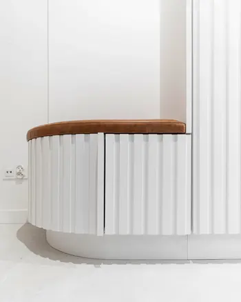 Nowoczesne wnętrze z białą ławką i brązowym siedziskiem, styl boho, japandi, minimalistyczny.