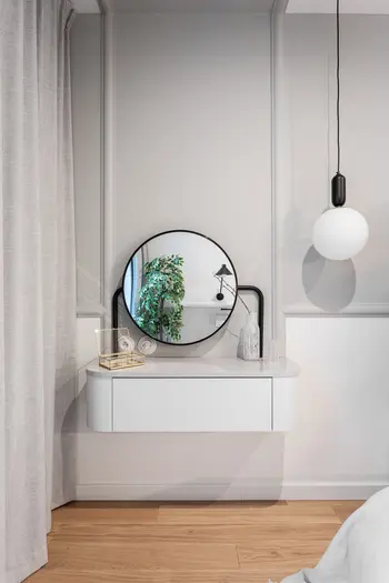 Minimalistyczny kącik z lustrem, rośliną i oświetleniem w stylu boho i japandi.