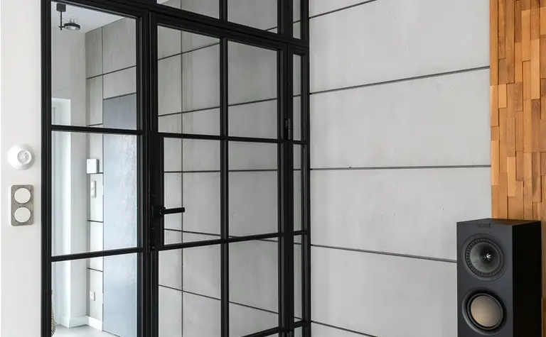 Przedpokój w stylu industrialnym z minimalistycznym designem, betonowe ściany, drewniane akcenty.
