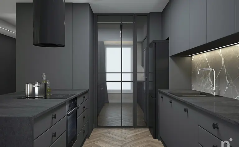 Nowoczesna kuchnia w ciemnych odcieniach z marmurowym blatem i czarnymi szafkami, eleganckim oświetleniem LED oraz dużymi przeszklonymi drzwiami; stylowy i minimalistyczny design wnętrza