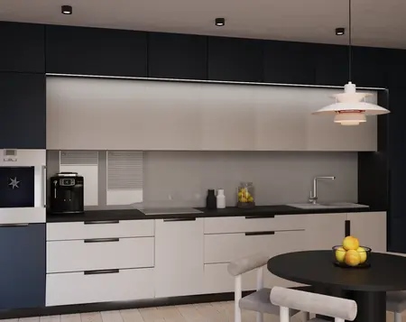 Kuchnia w stylu eklektycznym, minimalistycznym i nowoczesnym z granatowymi i białymi detalami.