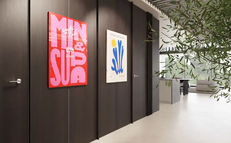 Wnętrze korytarza z minimalistycznym designem, nowoczesnymi plakatami i zielonymi roślinami.