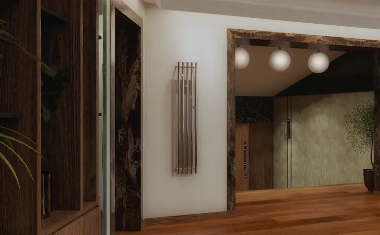 Wnętrze z elementami art deco i quiet luxury, z zieloną sofą oraz drewnianą podłogą.