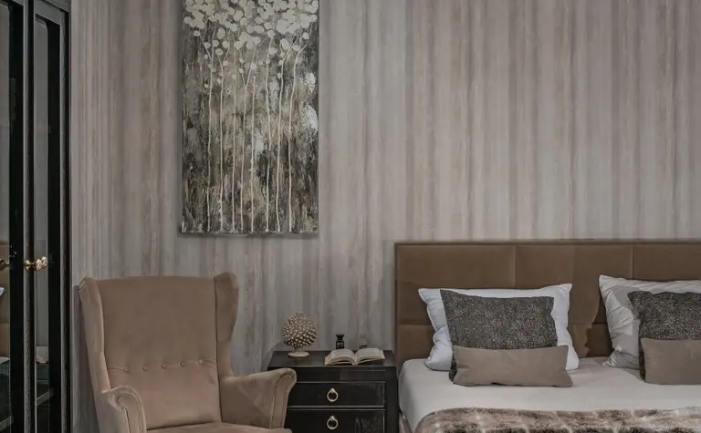 Sypialnia w stylu nowoczesnym, quiet luxury, tradycyjnym z beżowym łóżkiem i czarnymi akcentami.