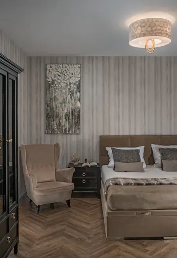 Sypialnia w stylu nowoczesnym, quiet luxury, tradycyjnym z beżowym łóżkiem i czarnymi akcentami.