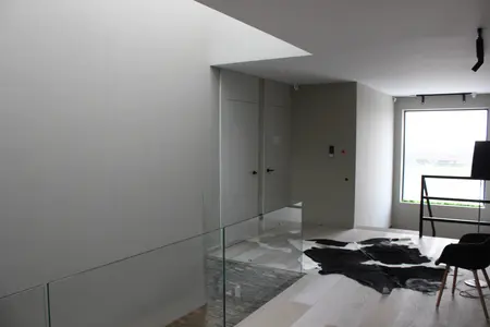 Nowoczesne wnętrze z minimalistycznym akcentem i drewnianymi detalami.