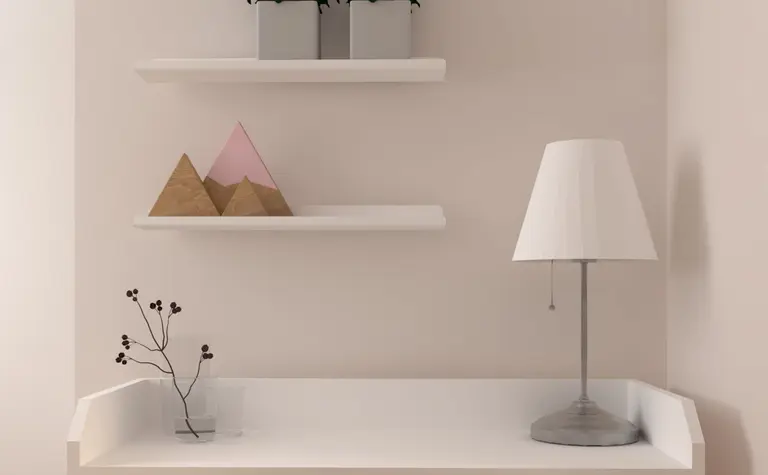 Minimalistyczne biuro z białym biurkiem, lampą i roślinami.
