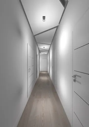Korytarz w stylu dopamine decor i minimalistycznym z białymi ścianami i drewnianą podłogą.