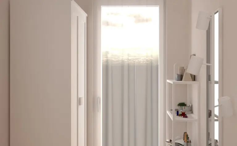 Wnętrze pokoju z minimalistycznym wystrojem, białą szafą i zasłonami, styl soft minimalizm.