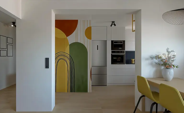 Kuchnia z zieloną ścianą i nowoczesnymi meblami w stylu dopamine decor.