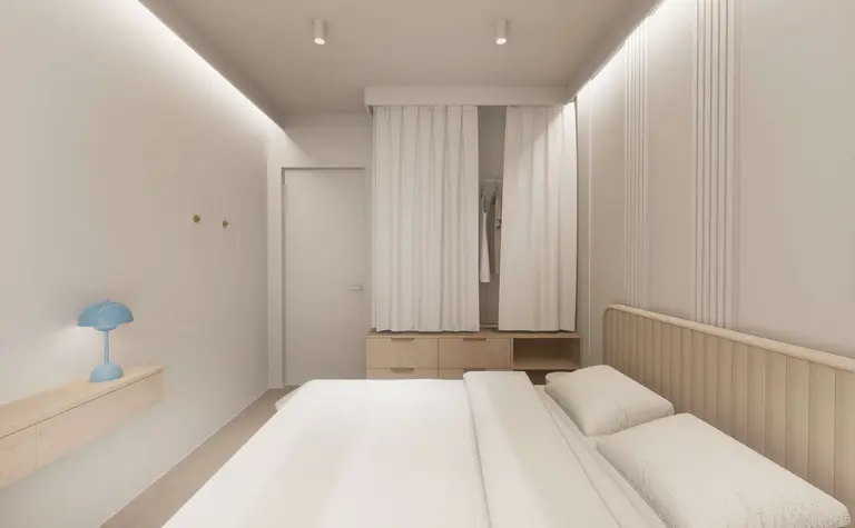 Minimalistyczna sypialnia z elementami japandi i quiet luxury, jasne kolory, drewniane akcenty.
