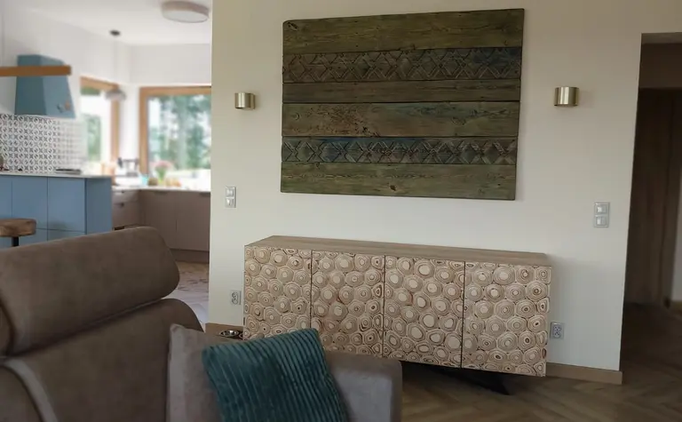 Wnętrze eklektycznego salonu z drewnianymi meblami i nowoczesnymi akcentami.