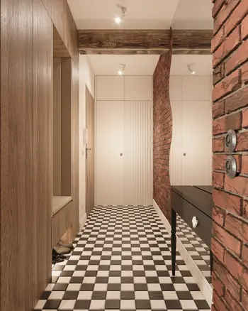 Przedpokój w stylu eklektycznym z nowoczesnymi akcentami, drewnianymi i ceglanymi detalami.