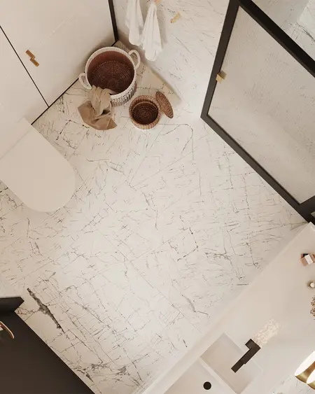 Wnętrze łazienki w minimalistycznym stylu z eklektycznymi dodatkami.