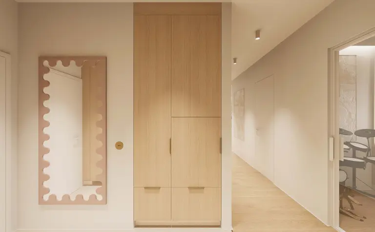 Minimalistyczny przedpokój w stylu japandi z drewnianą szafą i lustrem.