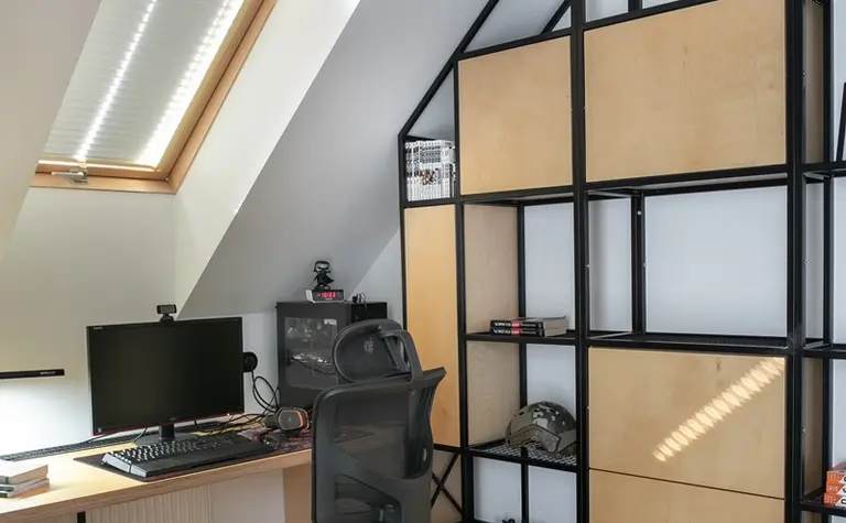 Gabinet w stylu industrialnym i minimalistycznym z biurkiem, półkami i nowoczesnym oświetleniem.
