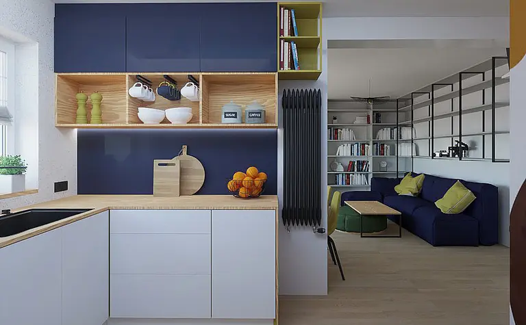 Kuchnia z niebieskimi meblami, drewnianymi akcentami i detalami dopamine decor.