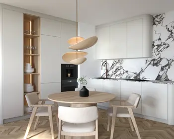 Nowoczesna kuchnia z jasnym, drewnianym stołem i designerską lampą wiszącą. Marmurowy backsplash z wyrazistym wzorem oraz zabudowane szafki nadają wnętrzu elegancji.