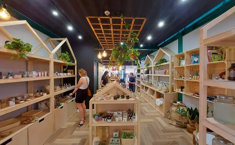 Wnętrze sklepu boho z drewnianymi półkami i roślinami