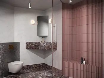 Eklektyczna łazienka z marmurową umywalką, różowymi kaflami, minimaluxe i glamour.