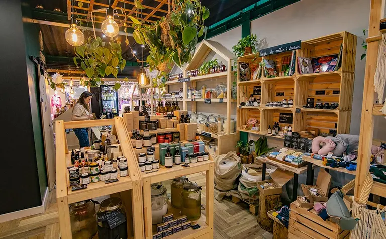 Wnętrze sklepu z naturalnymi kosmetykami i roślinami, styl boho.