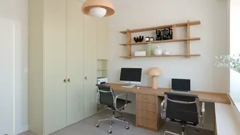 Gabinet w stylu boho i soft minimalizm z biurkiem i półką.