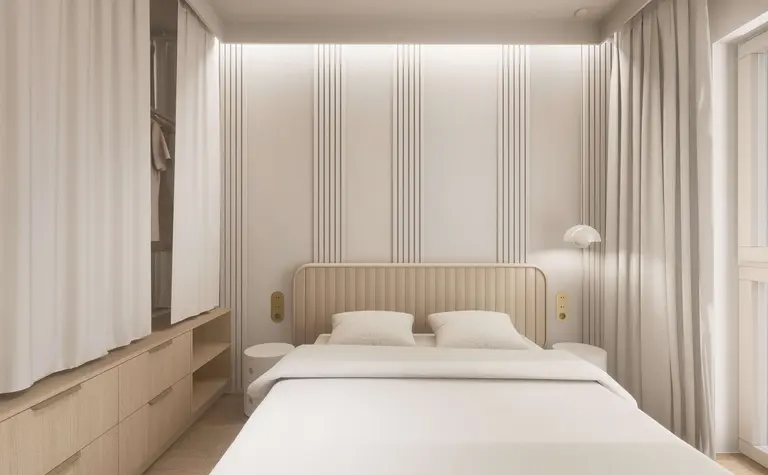 Minimalistyczna sypialnia w stylu japandi z jasnymi meblami i subtelnym oświetleniem.